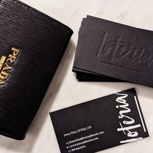 <span class=keywords><strong>Biglietti</strong></span> <span class=keywords><strong>da</strong></span> <span class=keywords><strong>Visita</strong></span> di Lusso Personalizzati, Piccole Serie, Stampa CMYK su <span class=keywords><strong>Cartoncino</strong></span> 500gsm con Lamina Oro e Logo Aziendale Ricamato - Product Image 5