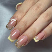 Faux ongles en acrylique faits main, base nude, French manucure jaune, motif fil doré irrégulier, couverture complète, forme carrée, avec colle