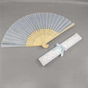 Éventail de mariage personnalisé en bambou avec tissu, artisanat élégant en bambou pour les mariages - Product Image 4