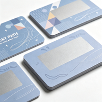 Carte à gratter imprimée avec motif géométrique couleur pour jeu de loterie, idéale pour la fidélisation des clients en magasin