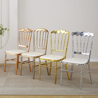 Chaise Chiavari en métal multicolore avec coussin blanc, empilable, pour mariage, banquet, événement, fête, salle à manger