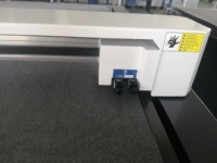 Plotter de corte plano de doble cabezal de alta precisión con control CNC y mesa de vacío para cortar cartón, PVC, PP y más