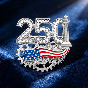 Broches de esmalte <span class=keywords><strong>y</strong></span> pedrería con diseño de bandera patriótica para el 250 aniversario de EE. UU. en 2026, regalo para el Día de la Independencia del 4 de julio - Product Image 1
