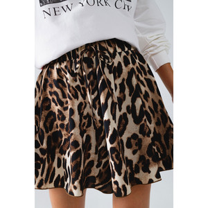 Pantaloncini con Stampa Leopardata e Strisce Rosse sui Lati - Product Image 3