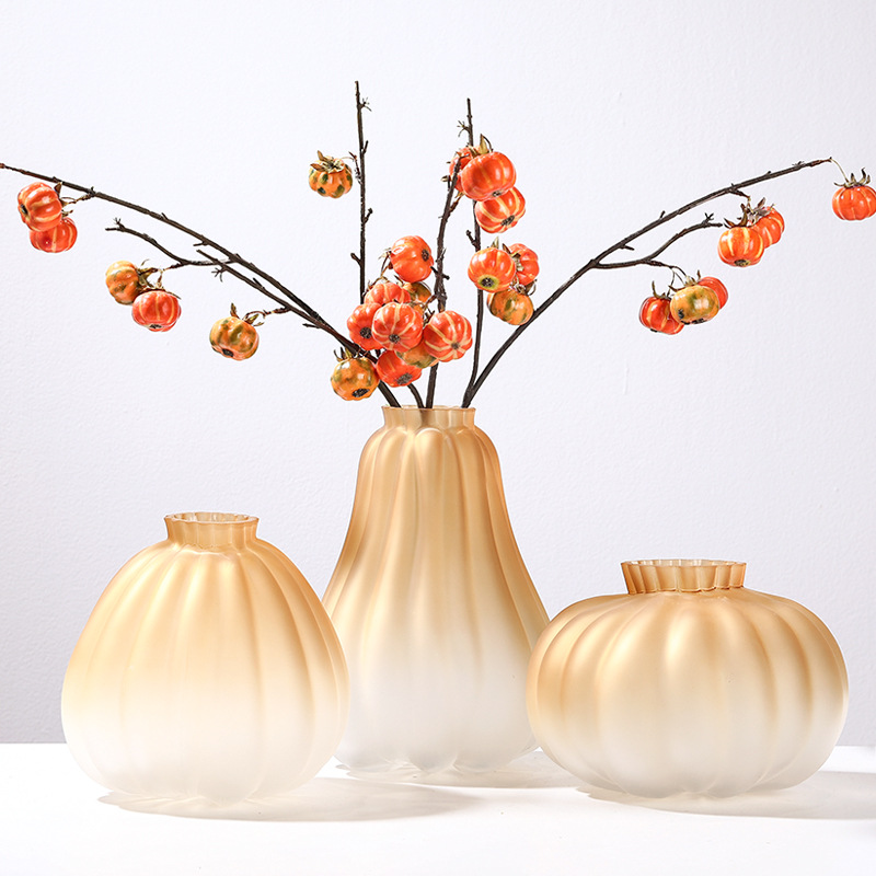 時代を超越したエレガンス。空間を彩る手作りの かぼちゃの形の花瓶