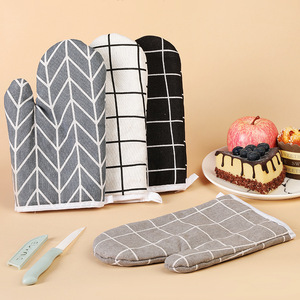 Maniques de four en coton résistantes à la chaleur, style moderne, motif quadrillé gris, noir et blanc - Product Image 1