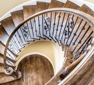 سلالم منحنية/قوسية فاخرة من ديسيبل بايت مزينة بدرابزين معقد من الحديد المطاوع - Product Image 5