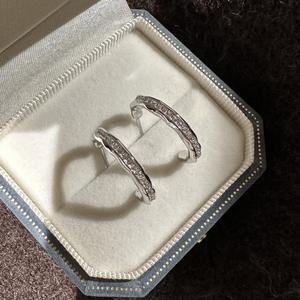 Boucles d'oreilles incurvées en argent pur S925, simples et élégantes, avec un style antique de luxe, design de niche pour les femmes soucieuses de la mode - Product Image 1