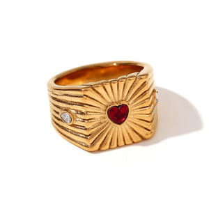 Anello con Sigillo in Acciaio Inossidabile Placcato Oro 18K con Zircone a Cuore, Inciso, Antiossidante, per Fidanzamento e Matrimonio - Product Image 3