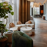 Ensemble de mobilier moderne pour hôtel et restaurant : banquette en cuir en forme de L, tables carrées, chaises de salle à manger en tissu rose, canapé en cuir marron