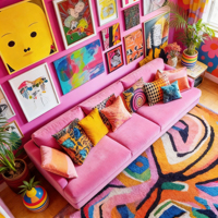 Canapé en velours rose vif maximaliste artistique, sectionnel contemporain audacieux et coloré pour salon