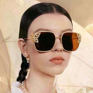 Lunettes de soleil de luxe rétro pour femmes 2025, surdimensionnées, en métal, UV400, monture carrée avec strass, style papillon - Product Image 1
