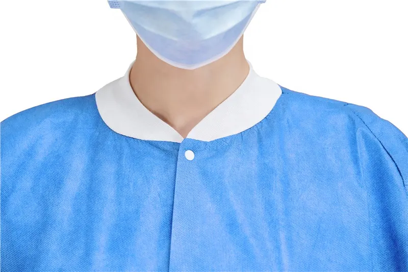 เสื้อโค้ทสำหรับผู้เยี่ยมชมโรงพยาบาลเสื้อโค้ทสำหรับผู้ใหญ่แบบใช้แล้วทิ้งป้องกันไฟฟ้าสถิตย์เอสเอ็มเอส