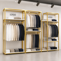 Étagère de présentation en acier inoxydable doré avec logo personnalisé pour les vêtements des hommes, des femmes et des enfants, avec un design élégant pour boutique