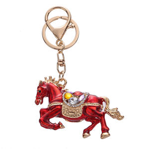 Porte-clés exquis en forme de cheval rouge 3D incrusté de pierres précieuses en strass et d'un crochet en métal doré, élégant porte-clés en alliage décoratif - Product Image 4