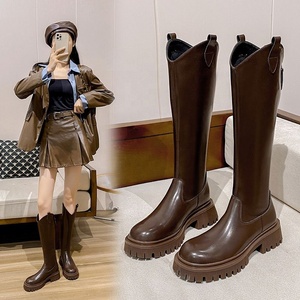 Nouvelles bottines chukka d'été pour femmes avec fermeture éclair, talon bloc de 4 cm, style avant-gardiste à porter avec des shorts tendance - Product Image 3