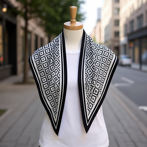 Bufanda triangular multifuncional de 135x60cm con patrón blanco y negro, accesorio de moda para mujer - Product Image 2