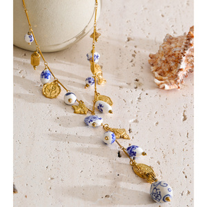 JINYOU 4586 Collana con Ciondolo in <span class=keywords><strong>Acciaio</strong></span> Inossidabile Placcato Oro con Perline in Ceramica Blu Floreale Bohemien e Charm Multiplo a Moneta Angelo - Product Image 4