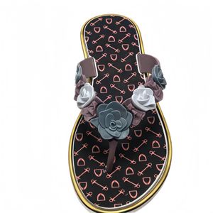 Tongs d'été écologiques en PVC à semelle épaisse pour femme, base noire avec imprimé ancre, bordure dorée, décoration <span class=keywords><strong>rose</strong></span> 3D, MOQ 1800 - Product Image 5