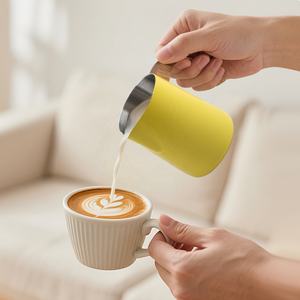Pichet Latte Art de 350ml, pichet à vapeur expresso avec bec rond et manche en bois, pichet à mousseur à lait - Product Image 1