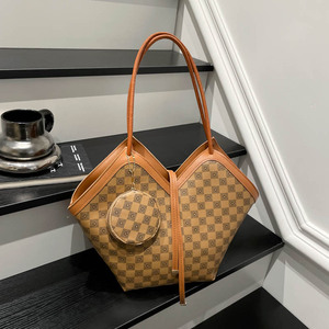 Bolso Tote de Cuero Genuino Retro Vintage para Mujer con Cadenas, Resistente al Agua, Gran Capacidad, Diseño Moderno para Compras - Product Image 4