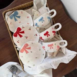 Conjunto de Caneca e Prato de Café com Design de Menina Fofa, Coração de Cereja em Relevo, Caneca de Cerâmica Pintada à Mão de Alto Nível - Product Image 1