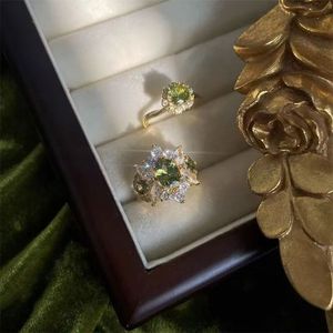 Anelli in Stile Retrò Francese con Zirconi Verde Oliva, Elegante Anello di Lusso con Diamanti per Donne e Ragazze - Product Image 2