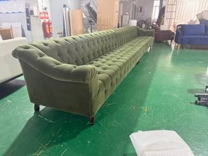 Canapé Chesterfield moderne en velours, forme allongée, tissus et éponges ignifuges, pour salon de villa. - Product Image 3