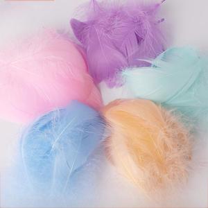 Plumas de Ganso Naturales Coloridas para Manualidades, Atrapasueños, Relleno de Globos Bobo, Cajas de Regalo, Decoración para Bodas y Fiestas - Product Image 1