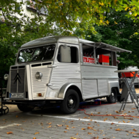 Japanischer Ramen-Nudel-Foodtruck mit Druckkochtopf und Nudelstation, Umami-reiche Suppe, mobiler Verkaufsstand für urbane Mittagsmengen