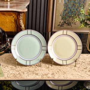 Juego de Platos de Cerámica Redondos en Verde Menta y Crema con Borde Dorado, Vajilla Moderna de Lujo para Fiestas y Cenas - Product Image 1