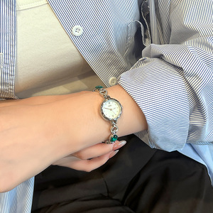 Montre-bracelet rétro de luxe pour femme, sensation haut de gamme, strass en forme de cœur, élégante, à quartz - Product Image 1