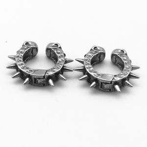 Pendientes de clip con diseño de calavera de aleación de zinc estilo punk rock Yunnique para fiesta, hombres y mujeres, clips de oreja de acero de titanio, estilo geométrico - Product Image 1