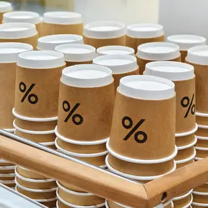 플라스틱 커버가있는 뜨거운 커피 컵을위한 이중 벽 크래프트 종이 제조업체 맞춤형 인쇄 로고 8oz 12oz 16oz 공예 종이 음료