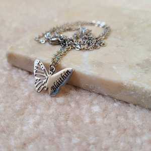 Collar de Mariposa de Moda con Nombre Personalizado, Chapado en Oro, Acero Inoxidable, Envío Directo, Regalo Conmemorativo para Seres Queridos - Product Image 2