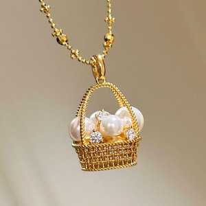 Collier pendentif pour femme Little Red Books Viral Magic-link, motif panier de fleurs en diamant et perle, en bambou plaqué or, sportif et écologique - Product Image 6