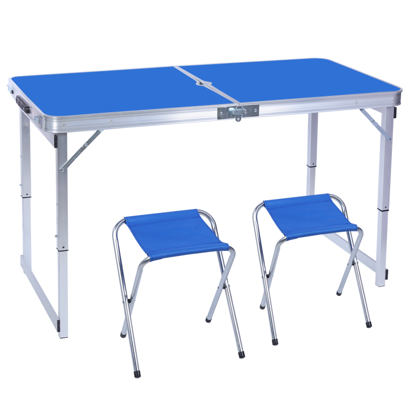 Une table avec deux tabourets