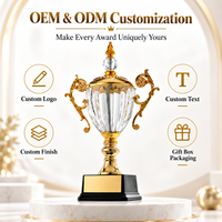 Trophée de collection en cristal transparent avec gravure de texte personnalisée et pièces décoratives dorées de luxe
