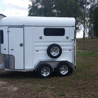 Remorque à chevaux de luxe standard australienne pour 2 chevaux, en métal, à 4 roues, remorquable, avec chargement par le haut, modèle standard