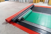 Strapazierfähige, verschleißfeste PVC-Antirutschmatte mit industrietauglichem Stahlplattenmuster für Küchen, Badezimmer, Garagen, Fitnessstudios