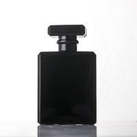 Flacon de parfum de luxe moderne en verre plat de 50 ml avec pulvérisateur à pompe, surface mate sérigraphiée, estampage doré, diffuseur à bâtonnets inclus