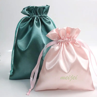 Pochette anti-poussière en satin imprimée avec logo personnalisé emballage cadeau perruques grand sac en soie sac à cordon en satin pour emballage d'extension de cheveux