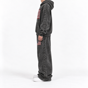 Ensemble de survêtement gris foncé à capuche pour homme avec imprimé drapeau américain et clous, style streetwear, coupe ample, sweat-shirt et pantalon pleine longueur - Product Image 3