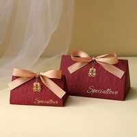 Boîte en papier kraft biodégradable de luxe avec impression personnalisée et logo en feuille d'or Boîte cadeau de bonbons avec ruban et nœud papillon élégant souvenir pour faveur de mariage