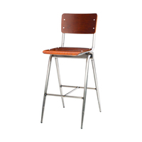 Tabouret de bar style rétro scolaire, structure en acier argenté, assise et dossier en contreplaqué riveté, revêtement poudré transparent, tabouret de bar de café en gros