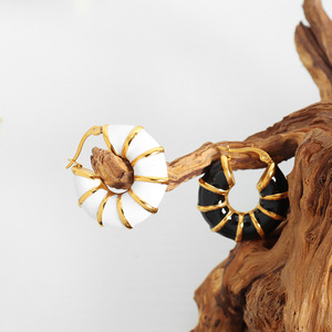 Pendientes de Aro Huggie de Esmalte Francés al por Mayor para Mujer |   Acero Inoxidable Ligero con Detalles Dorados |   Hipoalergénico y sin deslustre - Product Image 2