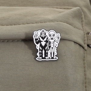 Soutien émotionnel Cryptid émail broche Bigfoot Alien broche revers Badge bijoux cadeau pour amis en gros - Product Image 3