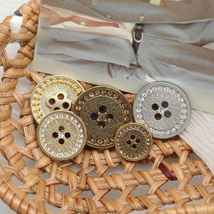 Venta al por mayor de botón de metal redondo de aleación de oro y plata con 4 agujeros y técnica de chapado de diamante para ropa de mujer - Product Image 2