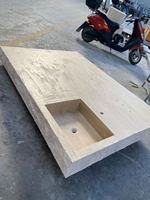 Table en travertin personnalisée en bloc solide avec évier pour l'extérieur Table en travertin avec bord fendu en roche