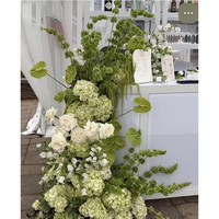 Chemin de table moderne en soie artificielle de haute qualité avec roses rouges, idéal pour les centres de table et les décors de mariage